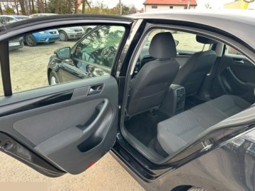 Volkswagen Jetta VI Sedan 1.2 TSI 105KM 2011 Volkswagen Jetta 1.2 TSI BlueMotion Technology Trendline 105KM 2011r, zdjęcie 18