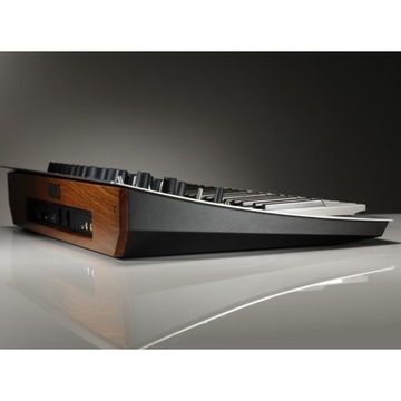 Аналоговый полифонический синтезатор нового поколения KORG MINILOGUE.