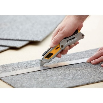 Нож с выдвижным лезвием DeWalt DWHT0-10296