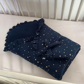 Муслиновый конус с рюшами из роз и золотых звезд.