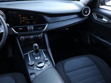 Alfa Romeo Giulia II Sedan 2.0 Turbo 200KM 2018 Alfa Romeo Giulia 2.0 Turbo, Salon Polska, zdjęcie 7