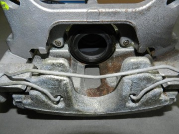 ЛЕВЫЙ ПЕРЕДНИЙ СУППОРТ VW PASSAT CC