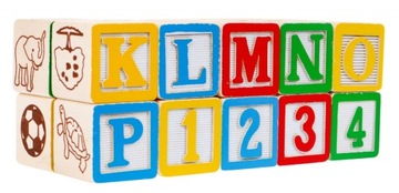 Для детей: Деревянный грузовик с прицепом и кубиками с буквами и цифрами.