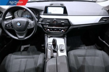 BMW Seria 5 G30-G31 Limuzyna 518d 150KM 2018 BMW Seria 5 518dSpryskiwacze ReflektorowSystem Nawigacji Business 2.0, zdjęcie 14
