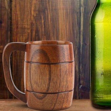 Пивная кружка из натурального дерева с ручкой.