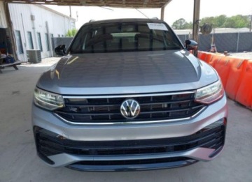 Volkswagen Tiguan II 2023 Volkswagen Tiguan 2023, 2.0L, SE R-LINE BLACK, od ubezpieczalni 2.0 Benzyna, zdjęcie 1