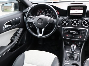 Mercedes Klasa A W176 Hatchback 5d 1.6 180 BlueEFFICIENCY 122KM 2012 Mercedes A A 180, Skóra, Navi, Xenon, Bi-Xenon, zdjęcie 6
