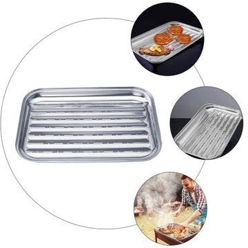 Украсьте противень волнистым узором.