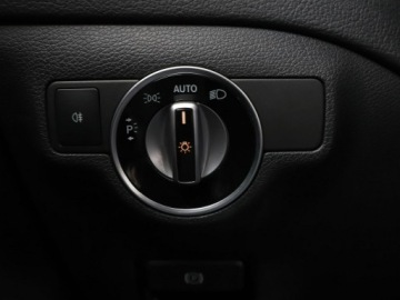 Mercedes Klasa A W176 Hatchback 5d Facelifting 180 122KM 2017 Mercedes A 180 AMG Line full LED Podg.fotele i, zdjęcie 31