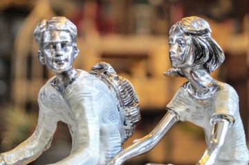 ФИГУРКА СКУЛЬПТУРА ПАРА НА ВЕЛОСИПЕДАХ, ВЕЛОСИПЕДИСТАХ