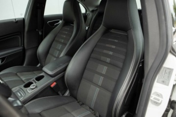 Mercedes CLA C117 Coupe Facelifting 1.6 180 122KM 2017 Mercedes-Benz CLA CLA 180 7-G DCT Progressive Salon Polska Autotrade Mer, zdjęcie 26