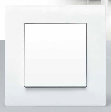 Viko KARRE Розетка одинарная с крышкой, белая