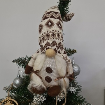 Серый стоящий гномик со светодиодом 23754