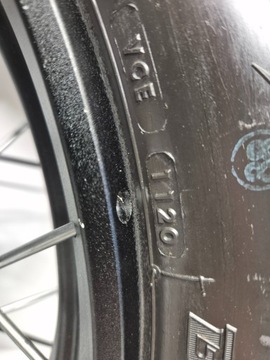 Triumph Tiger 800 XC (16-) возле передней передней задней части шины 150/70-17