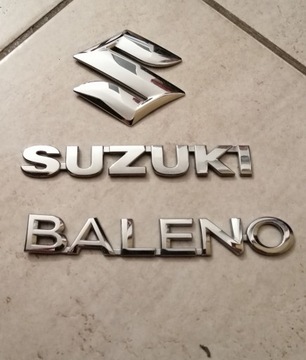 ZNAK SUZUKI BALENO II ZADNÍ VÍKO KUFRU KOMPLET