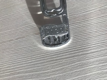 AURIS II 12-18 ZNAK BLATNÍKU PRAVÉHO HYBRID OE