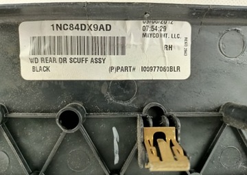 Накладка на порог перекрывает R Dodge Durango 2011+