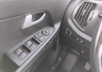 Kia Sportage III SUV 1.7 CRDi 116KM 2013 Kia Sportage 2013r, 1.7 CRDI. Uszkodzony tyl i lekko przod. Jezdzi. 1.7, zdjęcie 10