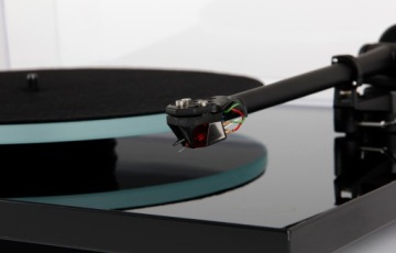 Rega Planar 2 (Nd3) Черный глянцевый / P2 | Модель 2024 года.