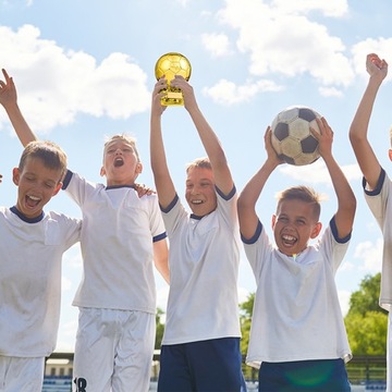 СУВЕНИРНЫЙ ЗОЛОТОЙ МЯЧ ЕВРОПЕЙСКОГО ФУТБОЛА 15см