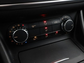 Mercedes Klasa A W176 Hatchback 5d 1.6 180 BlueEFFICIENCY 122KM 2014 Mercedes A 180 Bi-Xenon grzane fotele navi, zdjęcie 25