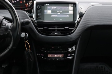 Peugeot 2008 I SUV Facelifting 1.2 PureTech 110KM 2016 Peugeot 2008 1.2 PureTech, Salon Polska, zdjęcie 11