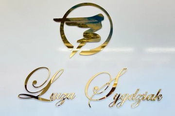 Логотип в виде буквы из плексигласа, золотое серебряное зеркало