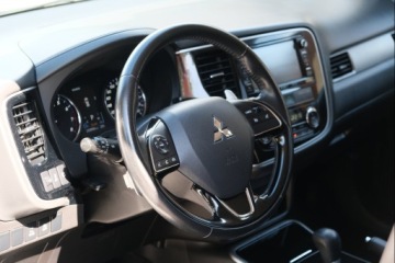 Mitsubishi Outlander III SUV Facelifting 2017 2.0 150KM 2017 Mitsubishi Outlander 2.0 16v 4x4 automat nawigacja kamera zarejestrowany PL, zdjęcie 17