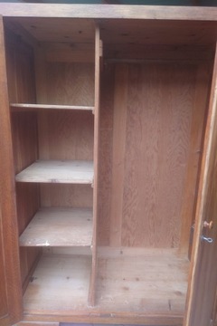 Старый старинный деревянный двухдверный шкаф