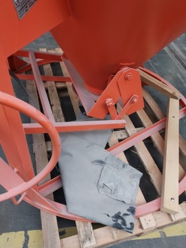 Емкость для бетонной брусковой смеси с прямым изливом, ведро 2м3