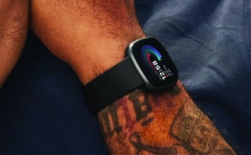 Умные часы Fitbit Versa 4, чёрные и графитовые