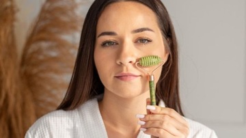 ВАЛИК ДЛЯ ЛИЦА ГОФРИРОВАННЫЙ НЕФРИТОВЫЙ МАССАЖНЫЙ ВАЛИК 15 СМ НАТУРАЛЬНЫЙ УСПОКАИВАЮЩИЙ