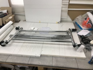 ЦЕЛЬНОМЕТАЛЛИЧЕСКАЯ ВЕШАЛКА ДЛЯ ОДЕЖДЫ НА КОЛЕСАХ, РЕЙКА