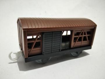 Tomek wagon towarowy kryty brązowy Trackmaster
