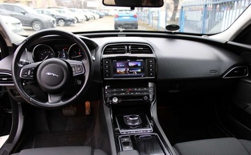 Jaguar XE Sedan 2.0 i4 180KM 2018 Jaguar XE Zarejestrowany Bezwypadkowy 2.0 Diesel 180KM, zdjęcie 14