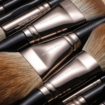 Набор Eigshow Beauty из 21 кисти Black Swan.