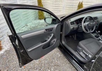 Volkswagen Jetta VI Sedan Facelifting 2.0 TDI 110KM 2016 Volkswagen Jetta Volkswagen Jetta 2.0 TDI DPF BMT Comfortline 2.0 Diesel, zdjęcie 32