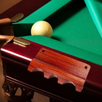 Противоскользящий держатель для бильярдного кия на столе.