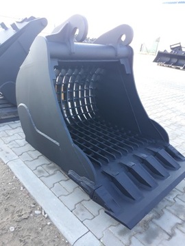 Просеивая ложку, приминая ажурную ложку.