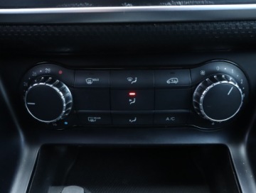 Mercedes Klasa A W176 Hatchback 5d 1.6 180 BlueEFFICIENCY 122KM 2013 Mercedes A A 180, Skóra, Xenon, Bi-Xenon, Klima, zdjęcie 16