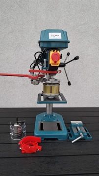 Машина для консервирования банок.