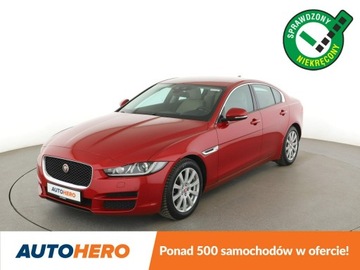Jaguar XE Sedan 2.0 i4 180KM 2015 Jaguar XE 20d Pure Automat Klimatronik Nawigacja
