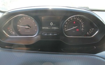 Peugeot 2008 I SUV Facelifting 1.2 PureTech 110KM 2018 Peugeot 2008 1.2 Benzyna 110KM, zdjęcie 14