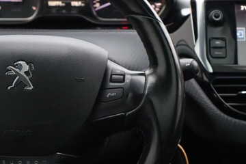 Peugeot 2008 I SUV Facelifting 1.2 PureTech 110KM 2016 Peugeot 2008 1.2 PureTech, Salon Polska, zdjęcie 16