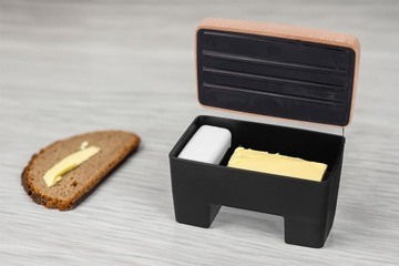 Чёрная МАСЛЕНКА SMART с деревянной крышкой и чёрным контейнером для масла.
