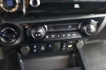 Toyota Hilux VIII Podwójna kabina Facelifting 2.8 D-4D 204KM 2023 Toyota Hilux 2.8 D-4D Double Cab Invincible 4x4 aut 2.8 Diesel 204KM, zdjęcie 25