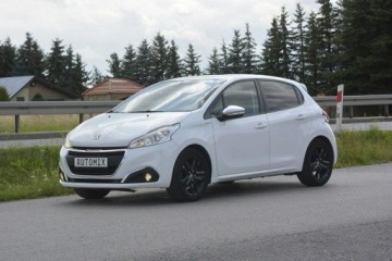 Peugeot 208 I Hatchback 5d Facelifting 1.2 PureTech 82KM 2018 Peugeot 208 1.2 Benzyna Style gwarancja przebiegu, zdjęcie 2
