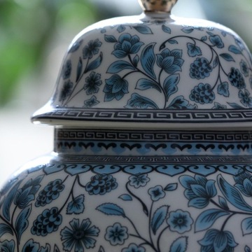 Фарфор в китайском стиле сине-белый S 12x20,5 см.