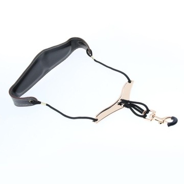 Регулируемый кожаный плечевой ремень.