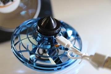 Светодиодный спиннер MP FlyNova Pro загорается